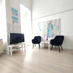 Free Parking Garage! Downtown Apartment Close To New York Cafe